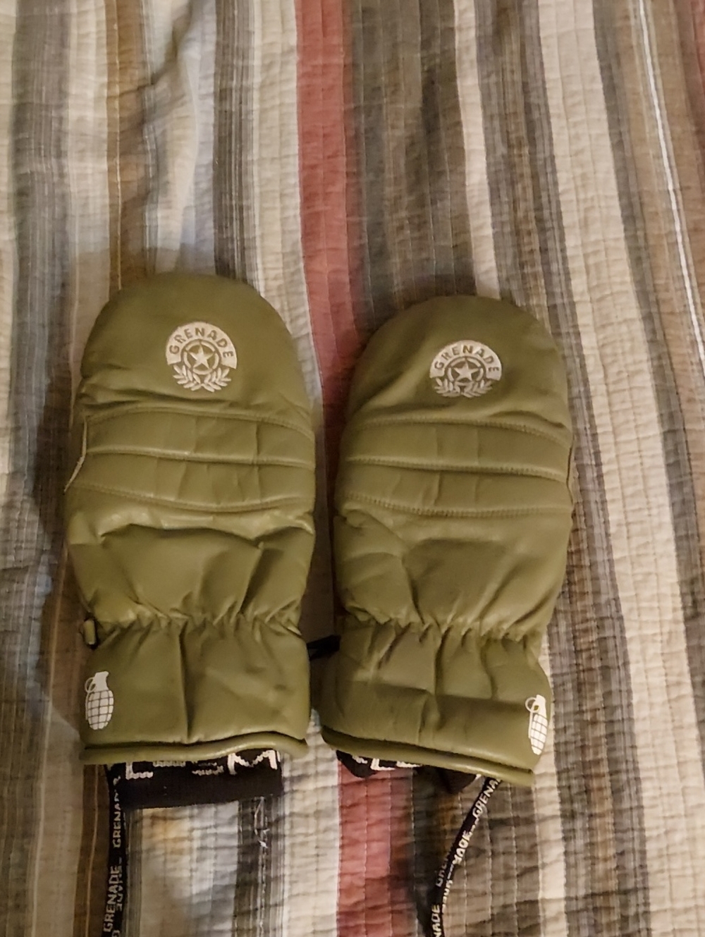 Grenade Snowboard Olive Green Insulated Mittens